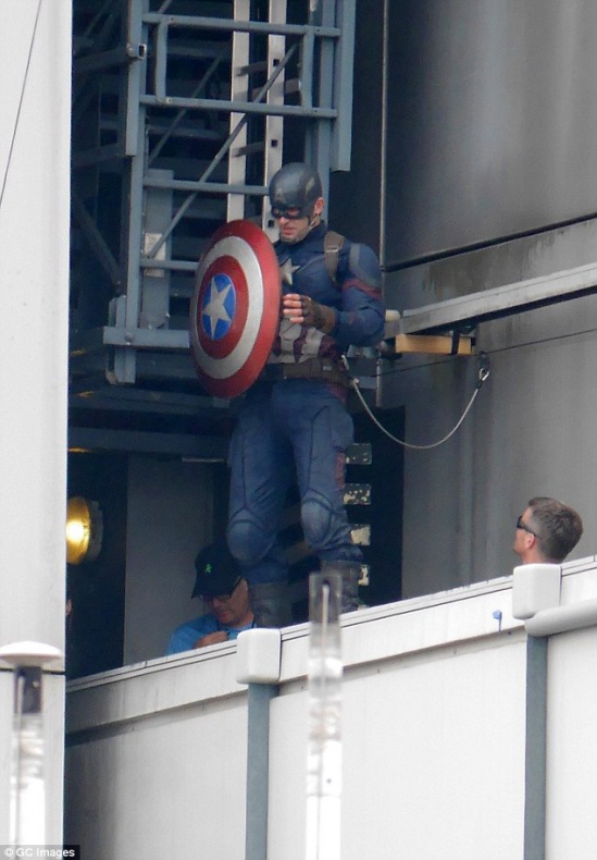 Pantera Negra en el rodaje de 'Captain America: Civil War' 40 Anthony Mackie, Black Panther, Captain America: Civil War, Chadwick Boseman, Chris Evans, Marvel Studios, Pantera negra