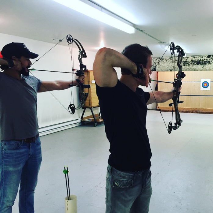 Casper Crump y Falk Hentschel se preparan para sus papeles en Legends of Tomorrow 3 Arrow, Legends Of Tomorrow, The CW, The Flash, Vandal Savage