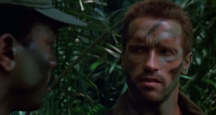 Schwarzenegger y glover prey