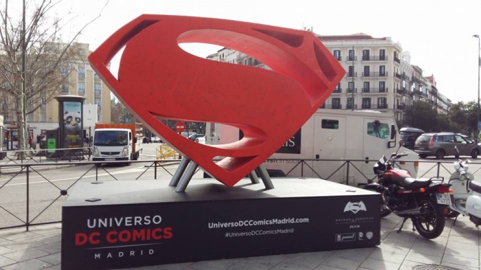 Batman, Superman y Wonder Woman protegen Madrid con sus emblemas