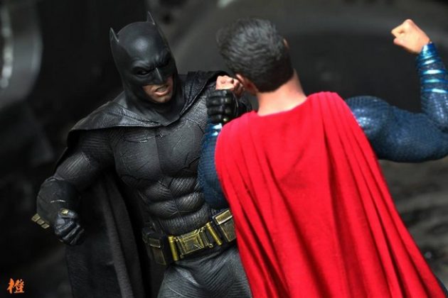 Hot Toys Batman v Superman Batman (12)