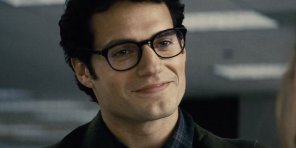 Henry Cavill como Clark Kent (Superman)