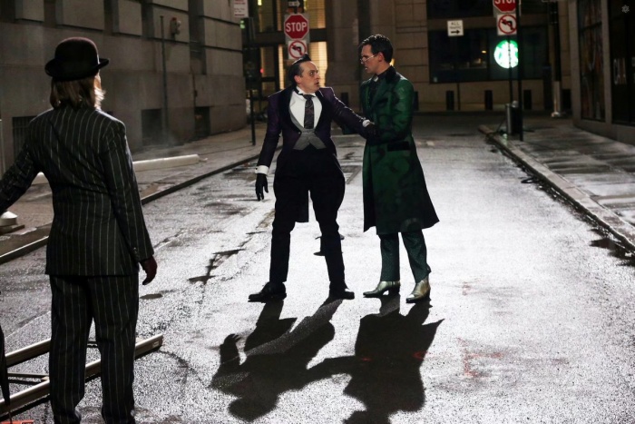 Enigma y Pingüino lucen aspectos más comiqueros en la temporada 5 de Gotham 2 Enigma, Gotham, Pingüino