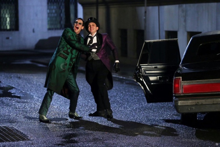 Enigma y Pingüino lucen aspectos más comiqueros en la temporada 5 de Gotham 3 Enigma, Gotham, Pingüino