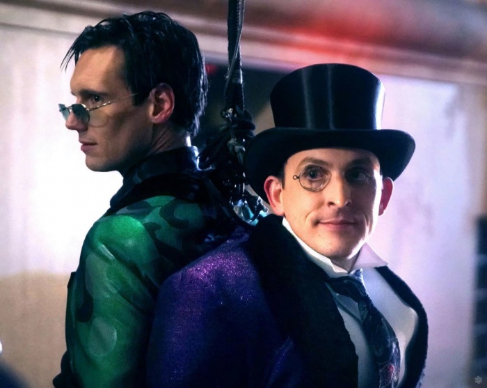 Enigma y Pingüino lucen aspectos más comiqueros en la temporada 5 de Gotham 4 Enigma, Gotham, Pingüino