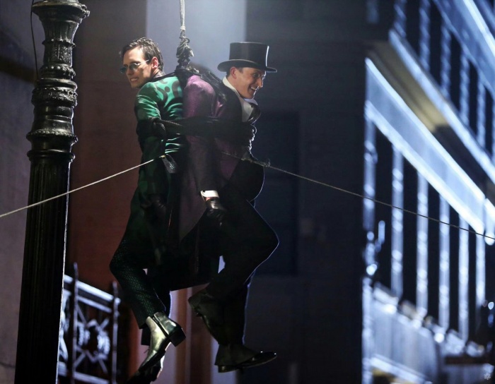 Enigma y Pingüino lucen aspectos más comiqueros en la temporada 5 de Gotham 5 Enigma, Gotham, Pingüino