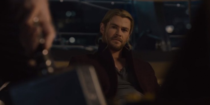 Vengadores La era de Ultrón - Thor ve cómo el Capitán América intenta levantar su martillo