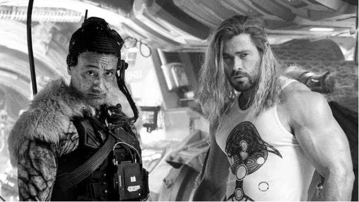 Thor: Love and Thunder - Taika Waititi y Chris Hemsworth durante el rodaje