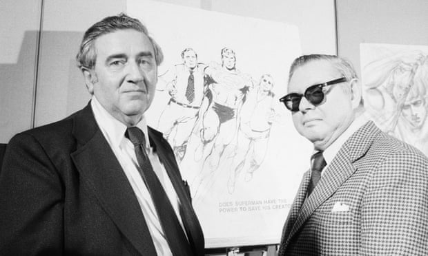 Los creadores de Superman Jerry Siegel y Joe Shuster, quienes firmaron el valor de sus derechos por la creación de Superman por 65 dólares en 1938