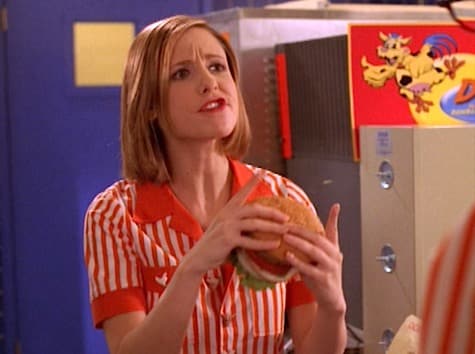 Buffy con el uniforme del Doublemeat Palace