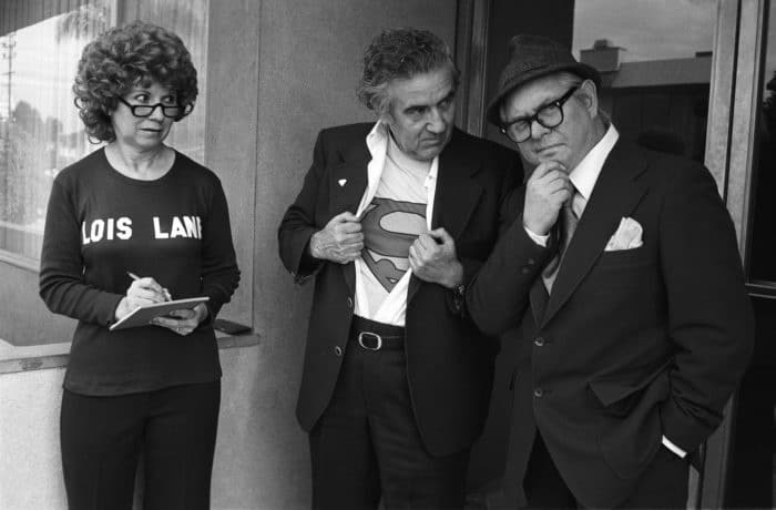 Joanne Siegel con Jerry Siegel y Joe Shuster, los creadores de Superman (1979)