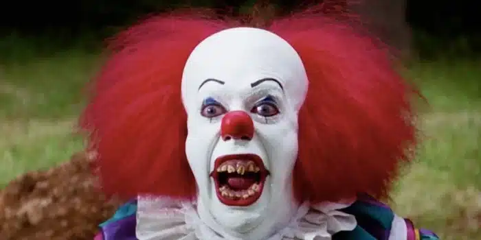 Tim Curry como Pennywise, el payaso de la novela IT escrita por Stephen King