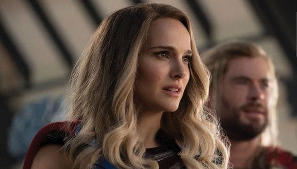 Natalie Portman y Chris Hensworth en Thor: Love and Thunder