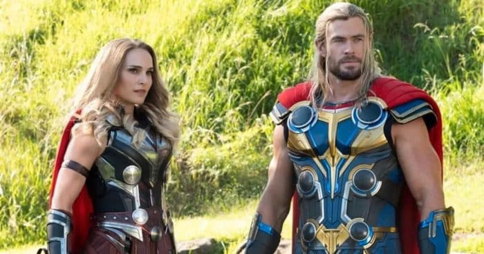 Natalie Portman y Chris Hensworth en Thor: Love and Thunder - destacada