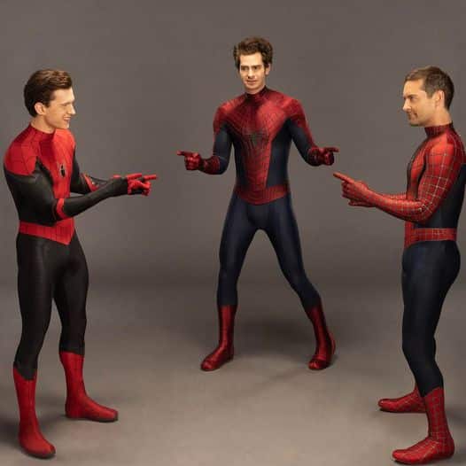 tres spider-man apuntandose entre ellos