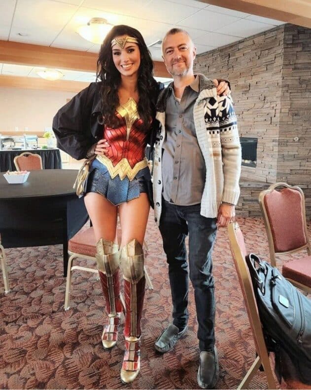 Alyson Tabbitha, cosplayer de Wonder Woman, con Sean Gunn