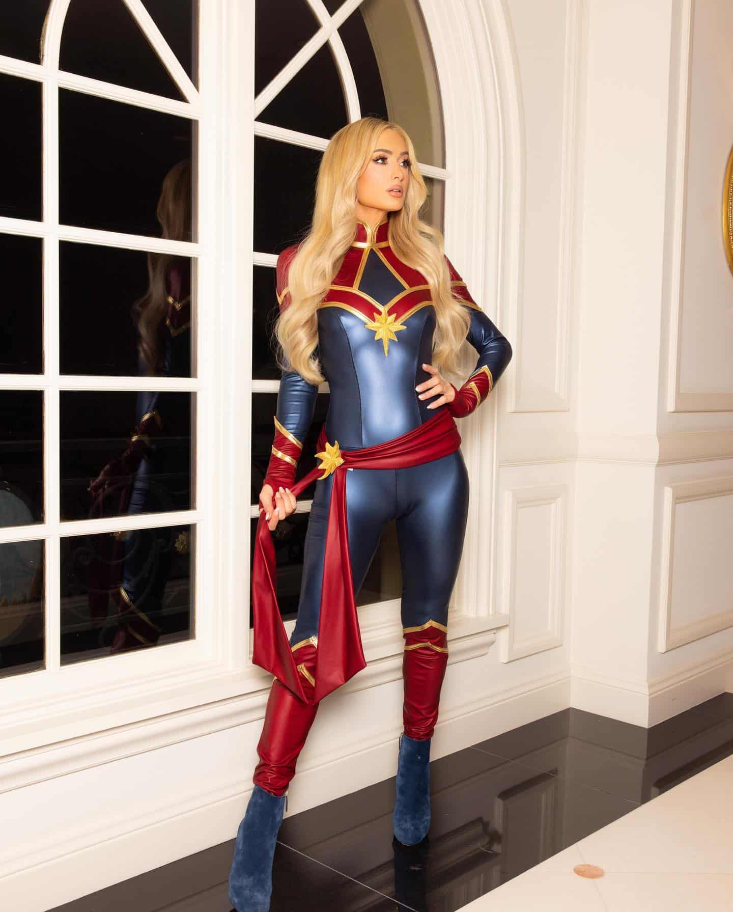 Paris Hilton y su Cosplay de Capitana Marvel