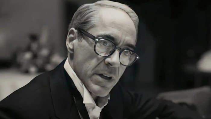 Robert Downey Jr. como Lewis Strauss