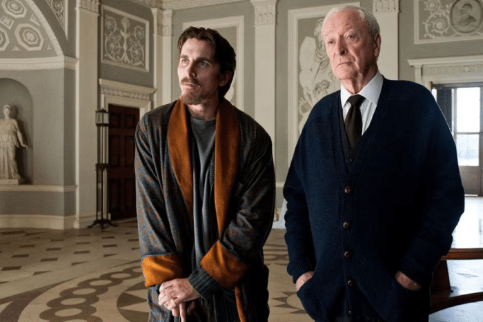 Alfred (Michael Caine) se retira y deja a Bruce Wayne sin mayordomo