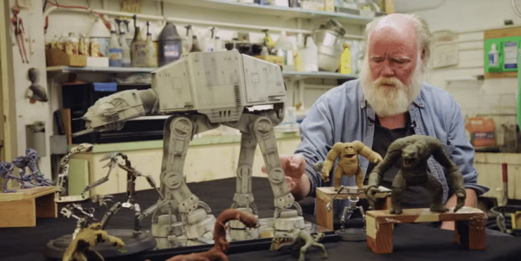 Jon Favreau prepara un viaje nostálgico en The Mandalorian & Grogu de la mano de una leyenda del Stop Motion