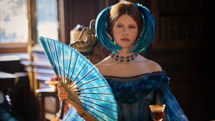 Mia Goth sorprende con un doble papel en el Frankenstein de Guillermo del Toro