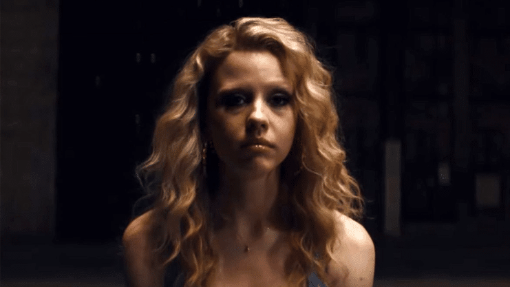 Mia Goth sorprende con un doble papel en el Frankenstein de Guillermo del Toro