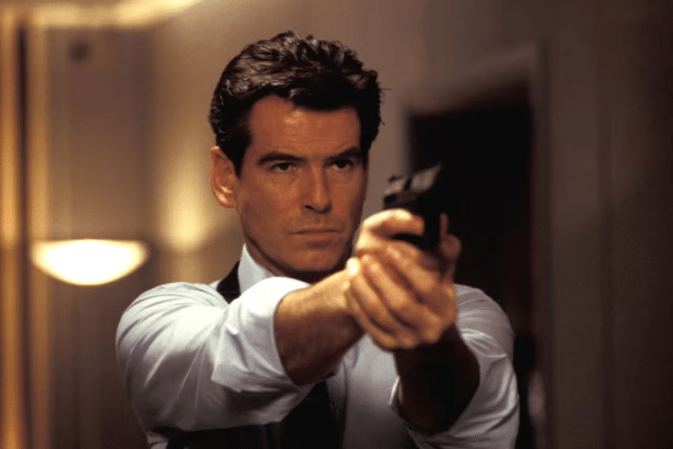 Pierce Brosnan vuelve a zanjar su regreso como James Bond pero deja la puerta abierta a algo más