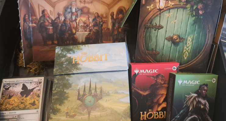 Con motivo de lanzamiento de la nueva edición de Magic: The Gathering: El Hobbit, hemos recibido una caja repleta de tesoros de la mano de Wizards of the Coast, y no podríamos estar más emocionados. Entre las cartas abiertas, un impresionante Smaug, el anillo del poder y muchos personajes del legendario libro de Tolkien y de las películas de Peter Jackson. La Tierra Media ha vuelto a MTG y es hora de desgranar el viaje de Bilbo y la compañía de los enanos en busca del reino perdido.