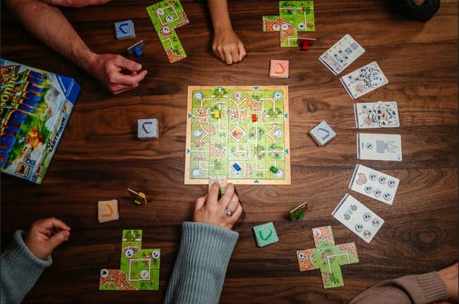 Si mezclas dos de los juegos de mesa más exitosos de los últimos 25 años, te sale una maravilla. Ravensburger nos ha enviado gentilmente la mezcla perfecta de Carcassone y Labyrinth y lo hemos jugado en familia: es un reto para los adultos y un extra de aprendizaje para los pequeños y pequeñas de la casa.